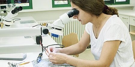 Eine Auszubildende im Labor