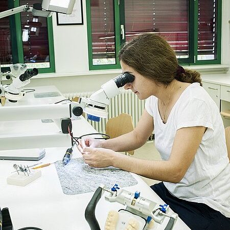 Eine Auszubildende im Labor