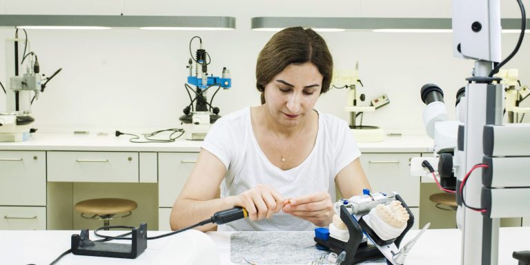 Auszubildende im Labor