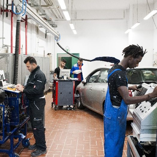 Auszubildende in einer Werkstatt