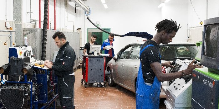 Auszubildende in einer Werkstatt