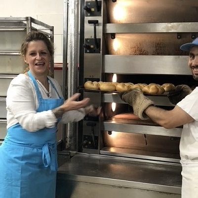 Sandra Stelzner und Visar Bytiqi in der Backstube