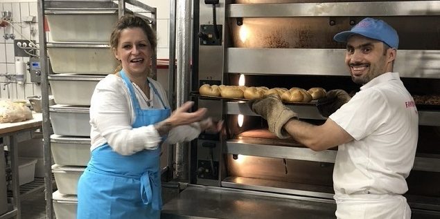 Sandra Stelzner und Visar Bytiqi in der Backstube