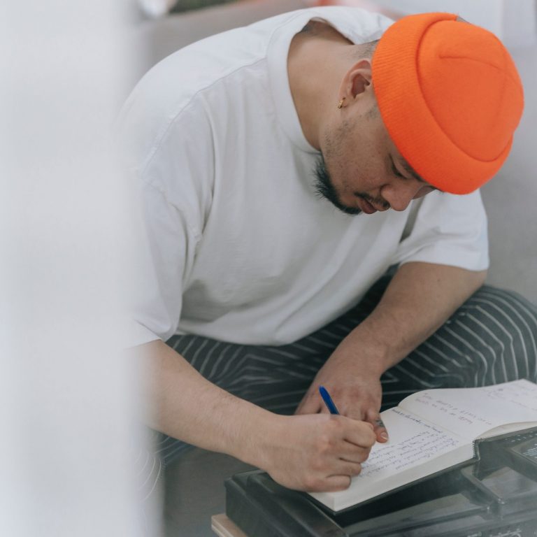 74-pexels-anna-pou-8132478 Schreibender Mann