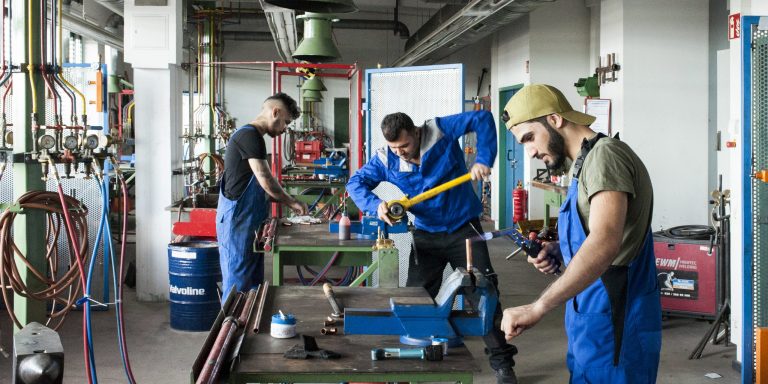 Auszubildende in einer Werkstatt