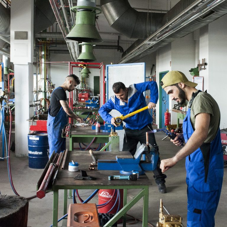 Auszubildende in einer Werkstatt