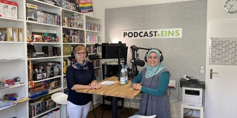 Kausar Khalil und Irena Büttner im Aufnahmestudio