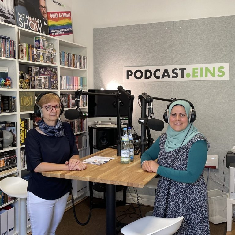 Kausar Khalil und Irena Büttner im Aufnahmestudio