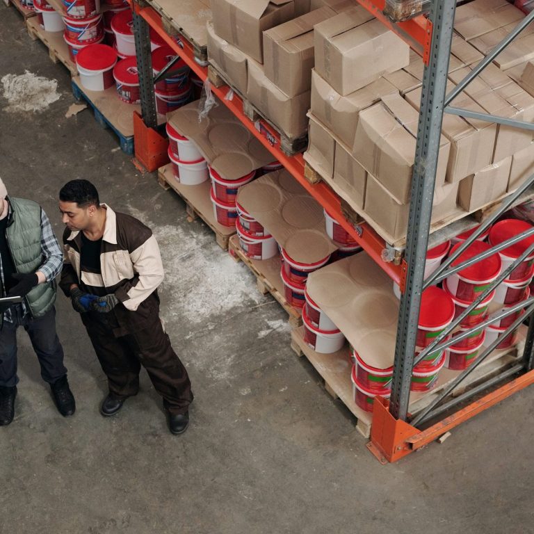 Drei Lagerarbeiter in einer Halle