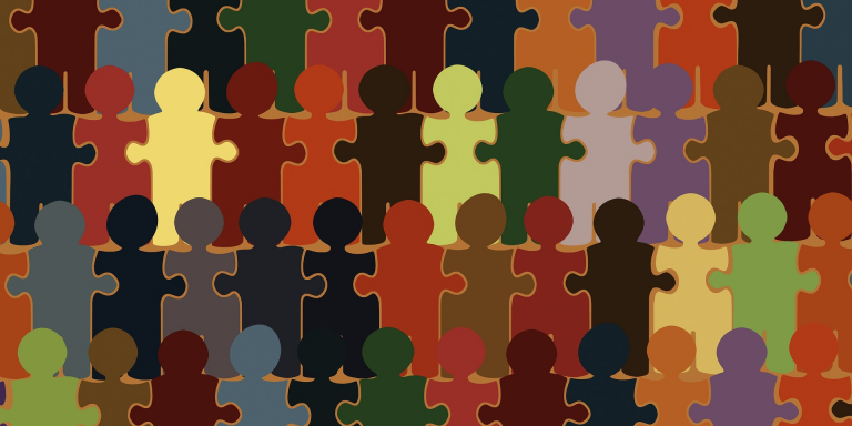 Figuren in Form von Puzzlestücken in unterschiedlichen Farben, dicht aneinandergereiht. Das Bild symbolisiert Vielfalt und gesellschaftliche Zusammengehörigkeit.