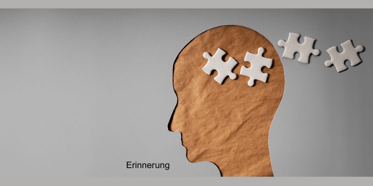 Erinnerung als Zukunftskraft Illustration eines Kopfes aus Papier mit Puzzle-teilen, die Gedanken oder Erinnerung symbolisieren