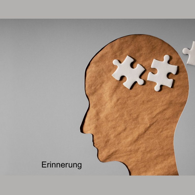 Illustration eines Kopfes aus Papier mit Puzzle-teilen, die Gedanken oder Erinnerung symbolisieren