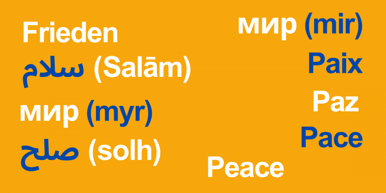 Blog Post Cover Weltfriedenstag Grafik mit orangefarbenem Hintergrund, die das Wort ‚Frieden‘ in verschiedenen Sprachen zeigt.