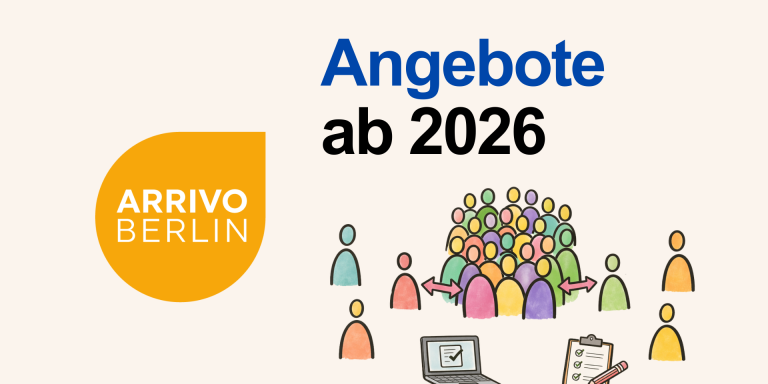 Grafik mit der Überschrift „Angebote ab 2026“ und dem Logo „ARRIVO BERLIN“. Dargestellt ist eine Gruppe von Personen mit Pfeilen, die Beteiligung und Austausch symbolisieren. Daneben sind einzelne Personen sowie Symbole eines Laptops und einer Checkliste zu sehen, die für Angebote, Organisation und Beteiligungsprozesse stehen.