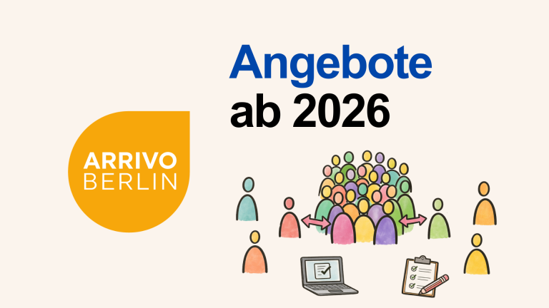 Grafik mit der Überschrift „Angebote ab 2026“ und dem Logo „ARRIVO BERLIN“. Dargestellt ist eine Gruppe von Personen mit Pfeilen, die Beteiligung und Austausch symbolisieren. Daneben sind einzelne Personen sowie Symbole eines Laptops und einer Checkliste zu sehen, die für Angebote, Organisation und Beteiligungsprozesse stehen.