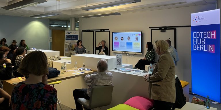 Podiumsdiskussion beim EdTech Meetup „Mit KI zur Sprachkompetenz“ in der IHK Berlin mit Dr. So Young Chang, Christian Kiefer und Dörthe Achilles.
