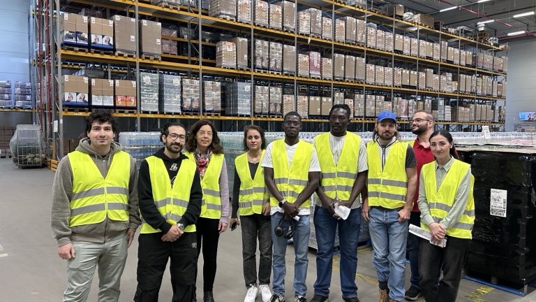 Teilnehmende und Mitarbeitende von ARRIVO BERLIN Dienstleistung bei der Lagerbesichtigung bei REWE Berlin Logistik
