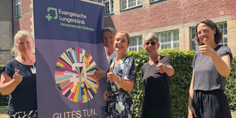 Beteiligte der Kooperation zwischen ARRIVO BERLIN Gesundheit, Pflege & Soziales, DiaLOG-IN und der Evangelischen Lungenklinik im Garten der Klinik.