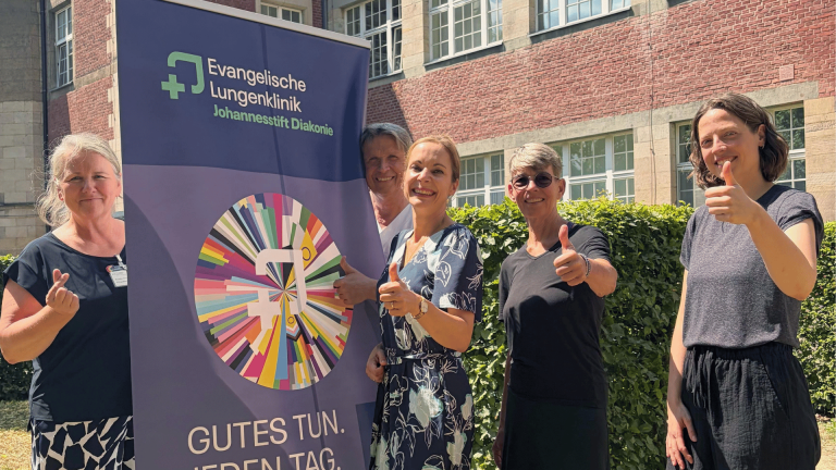 Beteiligte der Kooperation zwischen ARRIVO BERLIN Gesundheit, Pflege & Soziales, DiaLOG-IN und der Evangelischen Lungenklinik im Garten der Klinik.